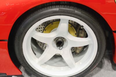 フェラーリ F40LM：ホワイトに塗装されたホイールの奥に、巨大なブレーキキャリパーが覗く