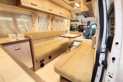 レクビィ プラス LIV'N：冷蔵庫とセンターテーブルを中心に対面シートを配したN2レイアウトで快適な居室空間を実現する