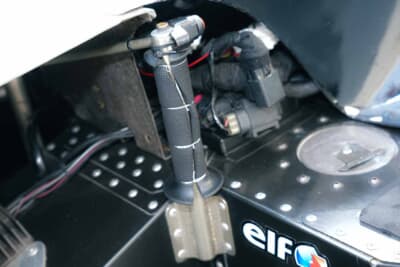 相当な握力とスタミナが必須に思えるが、実際は握力だけに頼らず身体をカウルなどに押し付けて固定。華奢な人や女性のパッセンジャーもいるそうだ