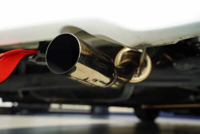 スズキ HA37 アルト：ストレートのシングル出しで見た目もスポーティなマフラー。保安基準適合で音量もほどよいためストリート中心のユーザーにも最適