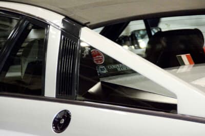 ランチア モンテカルロ：特徴的なフライングバットレス構造を備えるリアピラー付近の造形だ。ピニンファリーナならではの、空力とデザインが融合した美しきプロポーションである