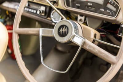 ミツビシ 360バン：ステア中央で輝くエンブレム。美しい状態がオーナーの愛情を語る