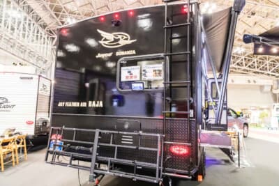 JAYCO 19MBS-BAJA：ラッピングによるブラックボディ。BaJa仕様の証であるロゴが輝く