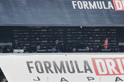 3人のジャッジと並んで用意された解説席に土屋氏が収まった