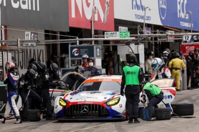 レース中にピット作業を受ける＃33 Craft-Bamboo Racing Mercedes-AMG GT3。ドライブスルーペナルティを受けながらも逆転し、2戦連続の総合優勝を飾った