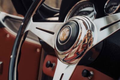 マセラティ 3500 GT ヴィニャーレ コンバーチブル プロトタイプ： フロントグリルに鎮座するトライデント。イタリアンスポーツの威厳を静かに主張する