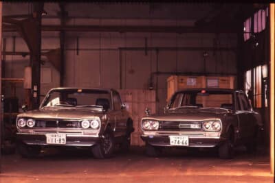 ハコスカGT-R。左がハードトップ（KPGC10）、右がセダン（PGC10）で、ともに「2ℓの枠の中で最高の性能を」という櫻井哲学を体現した存在だ