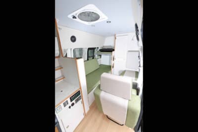 スライドドアを開けると、シートを前向きにした乗車モードの車内が広がる。天井にはルーフベンチレーターを標準で備える