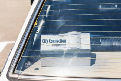 日産 バイオレット・オースター 1400DX：リアウインドウ越しに見える当時物のClarion「City Connection」カーオーディオ