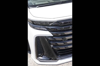 トヨタ ヴェルファイア：フロントリップはアドミレイション製。適度な張り出し量も存在感満点だ