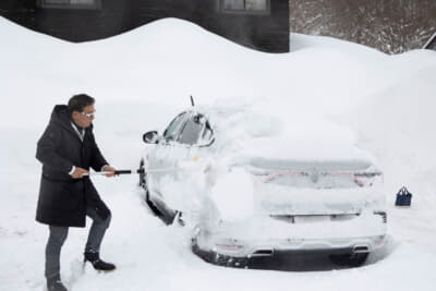 ルノー アルカナ：朝はクルマに積もった雪降ろしから始まる