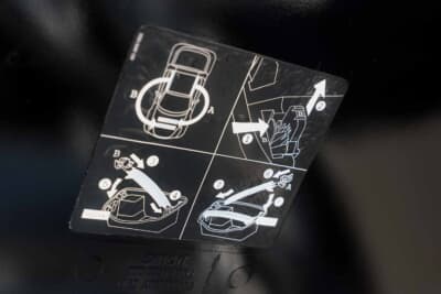 スマート ロードスター：オープンにする方法はちょっと複雑。そのためか外したパーツを収納する場所を含め、手順がイラストと併せて詳しく明記されている