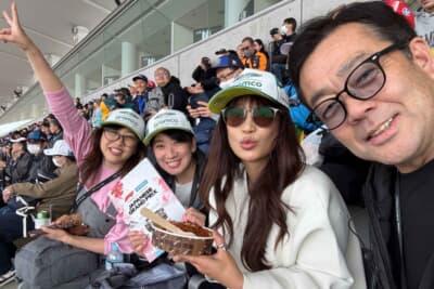 タイムテーブルの隙間時間でくつろぐジャーナリストの皆さん