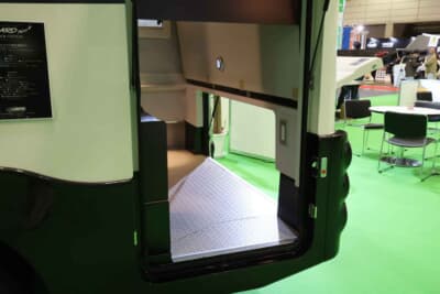 レガードNeo+:左側面からアクセスできる、後部ベッド下の広大な外部収納スペース