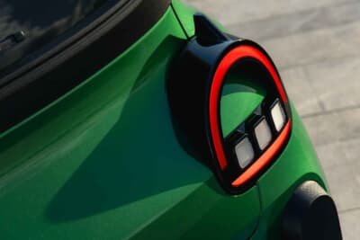 ルノー・トゥインゴ E-Tech エレクトリック：テールランプ上部に備えた小型フィンはリアを通過する気流を安定させる役割を果たす