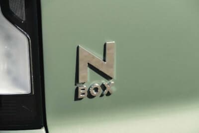 ホンダ N-BOX JOY:リアに定番のN-BOXエンブレムが備わる