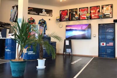 店内にはレーシングスーツや関連グッズを展示する