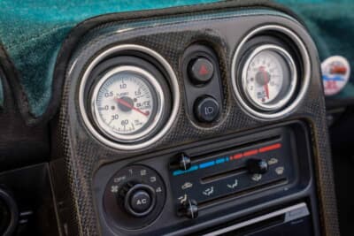 マツダ「ミアータ」：センターコンソールのエアコン吹き出し口には追加メーターをビルトイン。純正オプションのようにスマートなうえ視認性も抜群だ