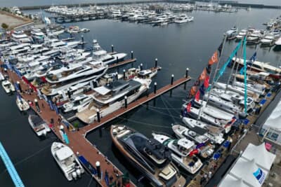 四方を海に囲まれた日本には、小さなゴムボートから始まる多様なマリン文化があります。その延長線上に、「AZIMUT FLY62」のようなひとつの憧れが存在するのです