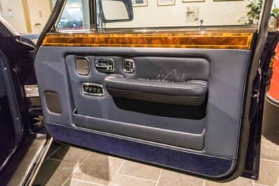 ロールスロイス シルバースパーII：ウッドとレザー、精緻なスイッチ類が配されたフロントドアの内張り