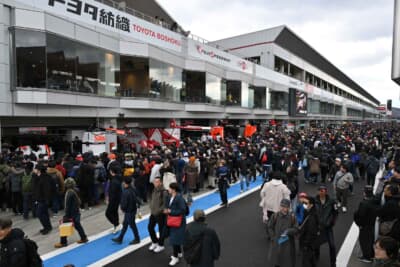 平日にもかかわらず大勢のファンが詰めかけ、大盛況となった富士公式テストのピットウォーク