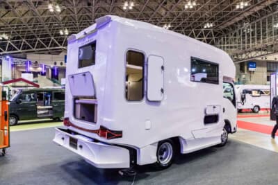 VANTECH ASTRARE TRIAS 480：全幅1.96mと、都市部の駐車場にも収まりやすいサイズに設計されている