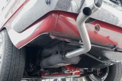 日野 コンテッサ 1300 デラックス：純正を模してパイプを曲げ加工し、タイコ部分も若きオーナー自ら溶接して完成させたというこだわりのスチール製マフラー