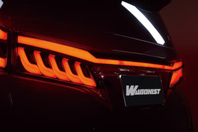 ジュエルLEDテールランプウルトラ：左右を1本に繋ぐライトバーが印象ボディの端から端までを一直線に貫く一文字ライトバーを採用。中央は細く、両端へ向かうほど太くなる造形で、ワイド感と先進性を際立たせている