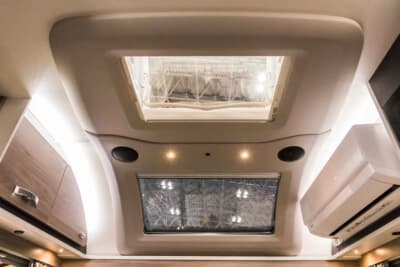 SWIFT スプライト アルパイン4：採光性に優れた大きなルーフウインドウが、車内を明るく開放的に保つ