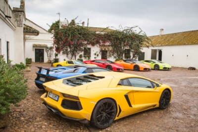 最新世代のランボルギーニ製スーパースポーツ。黄色、オレンジ、青とアヴェンタドールやウラカンが列をなし、マドリードから聖地までを快適なGT（グラン・ツーリスモ）として駆け抜けた