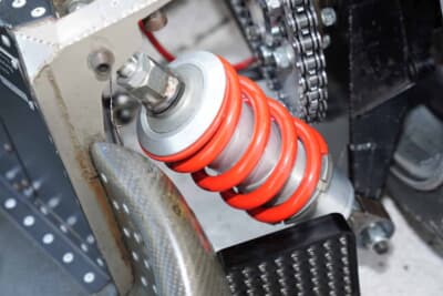 KUMANO LCR GSX-R1000：4輪レースのF1用をベースにモディファイした特注品のダンパー。別タンクはなくスプリングもシングルというごくシンプルな設計だ