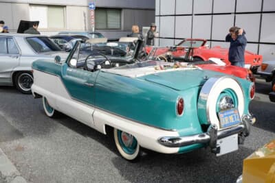 AMC メトロポリタンのリアビュー。コンパクトカーながら4人の乗車定員とラゲッジを確保するためか、スペアタイヤは後部へとケース付きで備わり、アメリカ車らしさが強調されたデザインとなっている