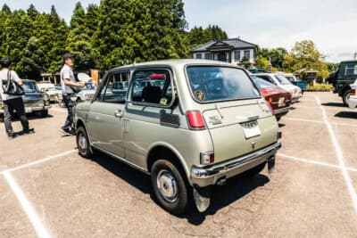 ホンダ NⅢ 360 TOWN：リアクォーターパネルに設けられたルーバー（換気口）。エアコン非装備の時代に車室内の空気を後方へ排出する役割を担っている