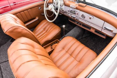 メルセデスベンツ 190SL：シートは裏からステッチ部分を引っ張るなど、プロ顔負けの仕上がりだ