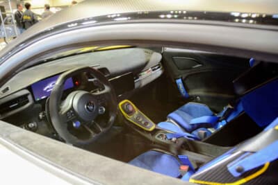 マセラティ GT2 ストラダーレ:助手席側から見たインテリア。公道走行も可能な快適性も兼ね備える