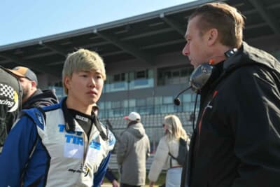 トヨタ・スープラGT4:TOYOタイヤのチームからエントリーする、小高一斗選手とミハエル・クルムさん