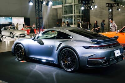 シルバーグレーのボディに大型リアウイングを備えた新型911ターボS。国内初展示となった1台だ