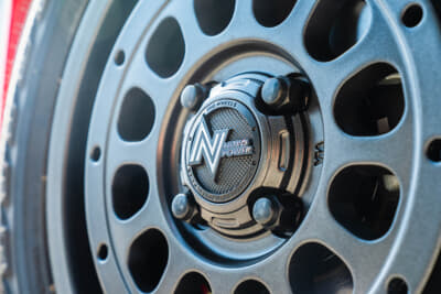 NITRO POWER R12HOWITZER:フラットなディスクエンドからセンターへ向かって落とし込まれるフェイスは立体感もしっかり。センターキャップもギア感が満点