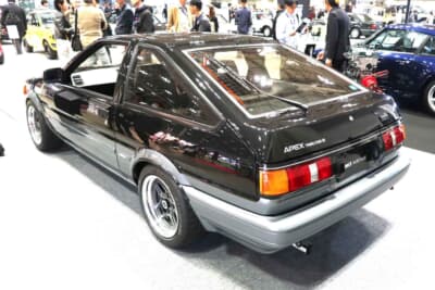 トヨタ AE86カローラ・レビン：徹底的な整備と全塗装により新車同様の輝きを取り戻した2ドアクーペのリアビュー。御殿場のワークスペースにて、熟練のメカニックが手作業で組み上げるこだわりの結晶である