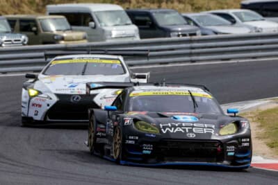 多彩なマシンが入り乱れるGT300クラス。各所で熾烈な順位争いが展開される