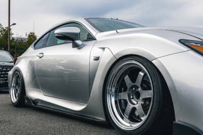 レクサス RC F：フロントフェンダーとホイールの絶妙なクリアランスがトラックスタンスの真骨頂。キャンバーは約4度に設定されている