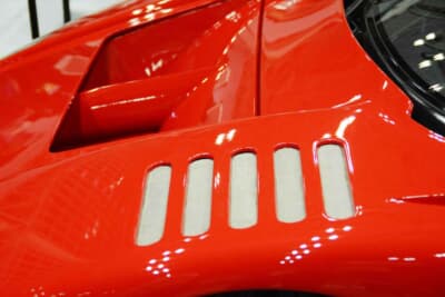 フェラーリ F40LM：フェンダー上部に刻まれたルーバーは、レーシングカーならではの意匠だ
