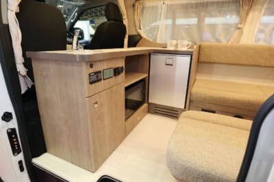 レクビィ プラス LIV'N：ギャレーエリアには電子レンジ、冷蔵庫、電装管理パネルをコンパクトに集約。全コンポーネント共通のモジュール設計によるものだ