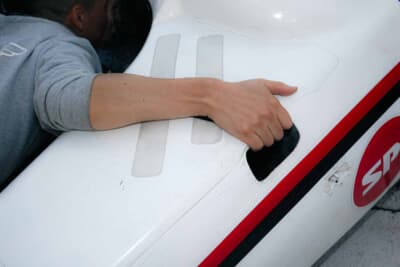 右コーナー・左コーナー・加速・減速によって適切なポジションは変わる。さらに空気抵抗を抑えるため姿勢を低くするのもセオリー