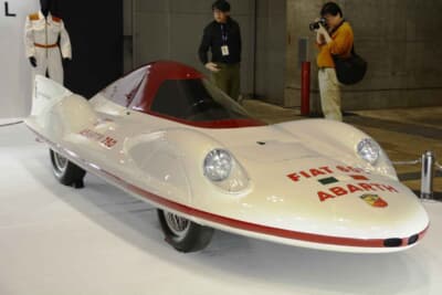 フィアット アバルト 750 レコルド エンデューロ ピニンファリーナ：フロントからリアへと流れるストリームライナー形状だ。当時のアバルトの情熱と技術力がこの車体に凝縮されている
