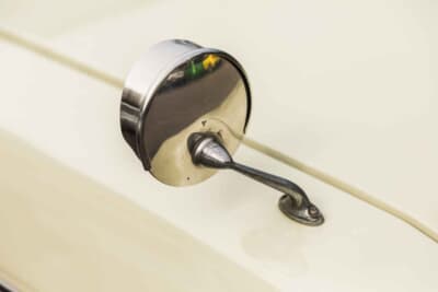 ミツビシ 360バン：美しい輝きを放つメッキ仕上げのフェンダーミラー。細部まで美しい