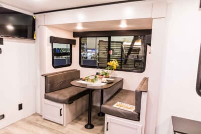 JAYCO 19MBS-BAJA：まるで一般家庭のリビングのようなダイニング。ダブルベッドにも変形可能