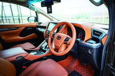 トヨタ アルファード：キャメルの内装はプレミアムなイメージ満点。ステアリングは210クラウン用で、アルファードの純正スイッチ機能を移植    