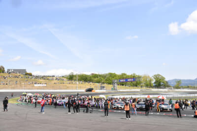 トップ16に残った選手が集まり、キッズウォークに参加した親子とともにオープニングセレモニーが行われた。次世代を育むこうした活動が文化を定着させる