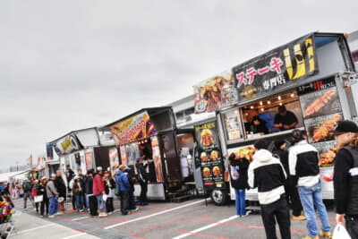 フードコーナーおよび飲食スペースも充実。家族でのんびり食事も楽しめる